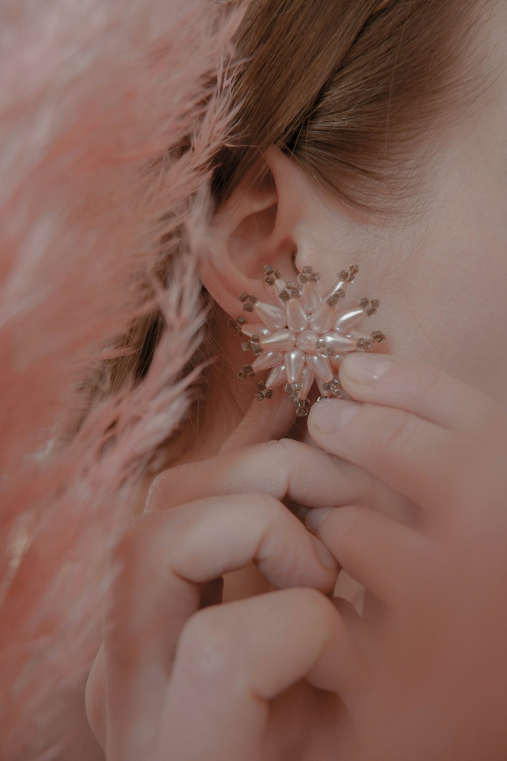 Weiße Ohrringe für Frauen Nahaufnahme Fotografie