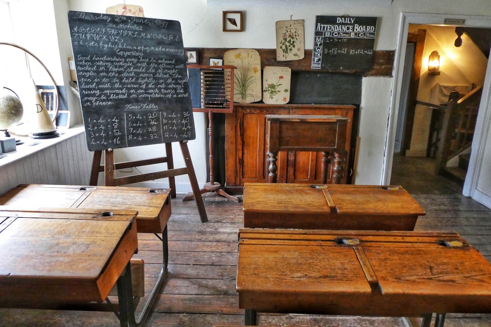 Cuatro escritorios marrones dentro de la habitación