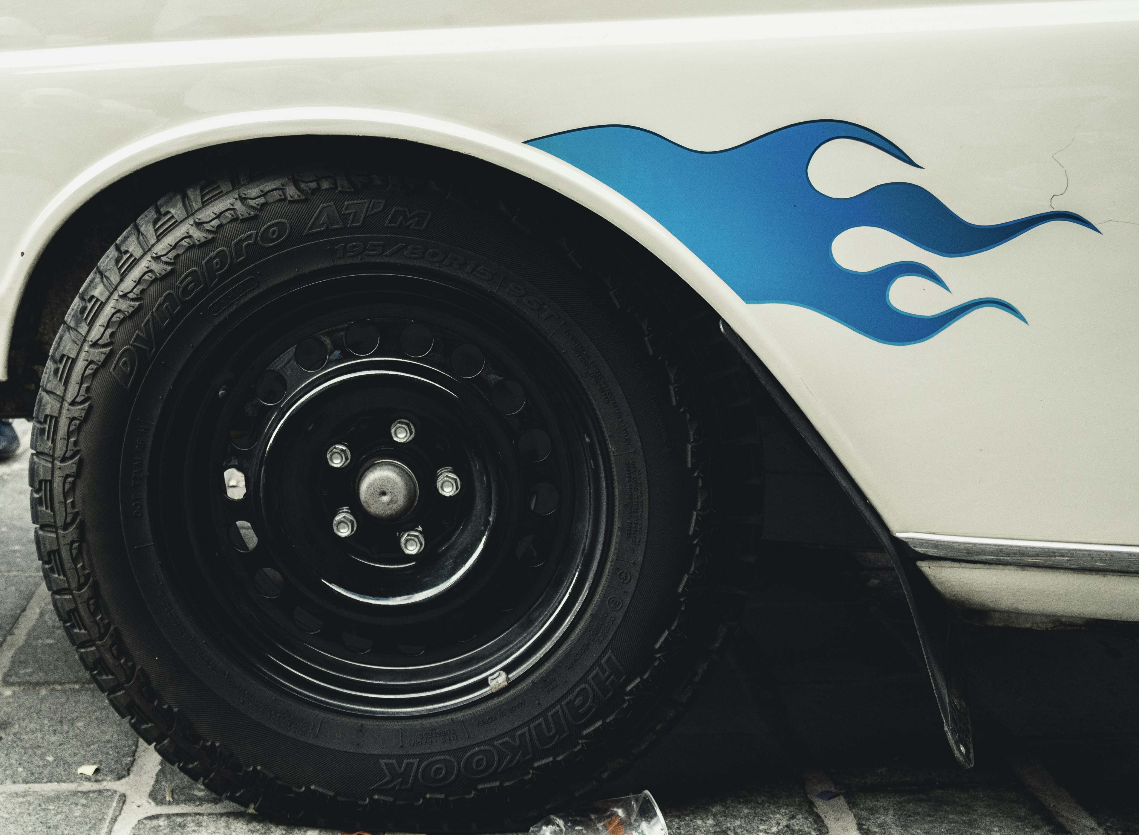 Syvä viilto renkaassa – voiko ajaa vai pitääkö vaihtaa?