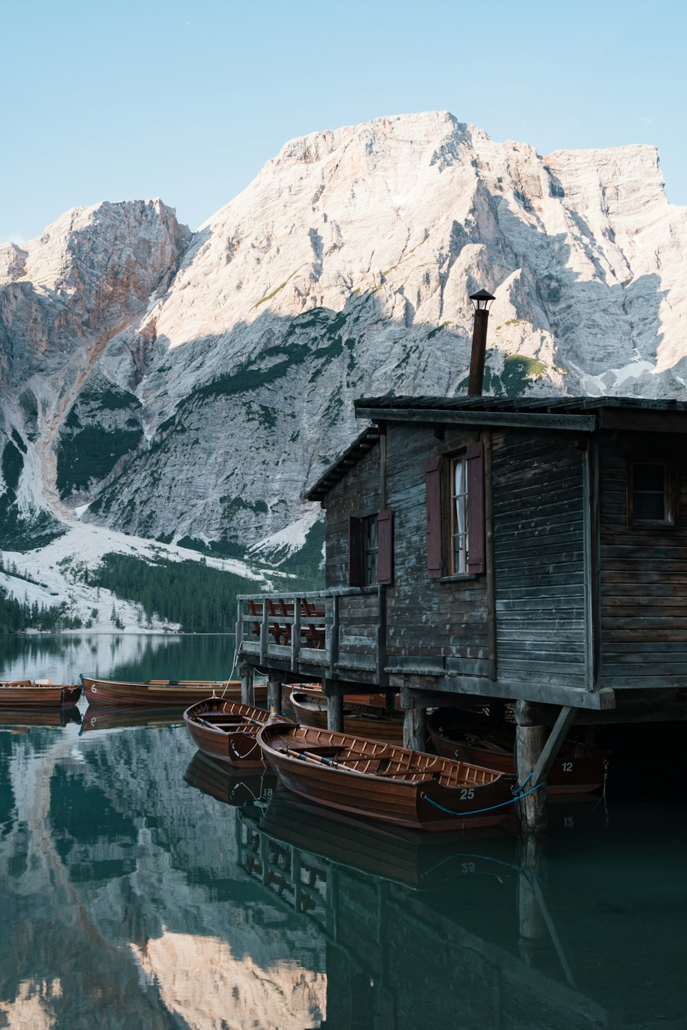Maison en bois gris sur un lac