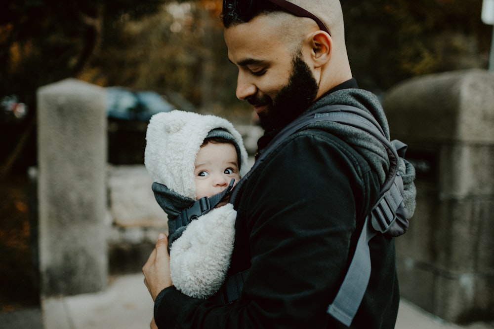 homme portant un bébé