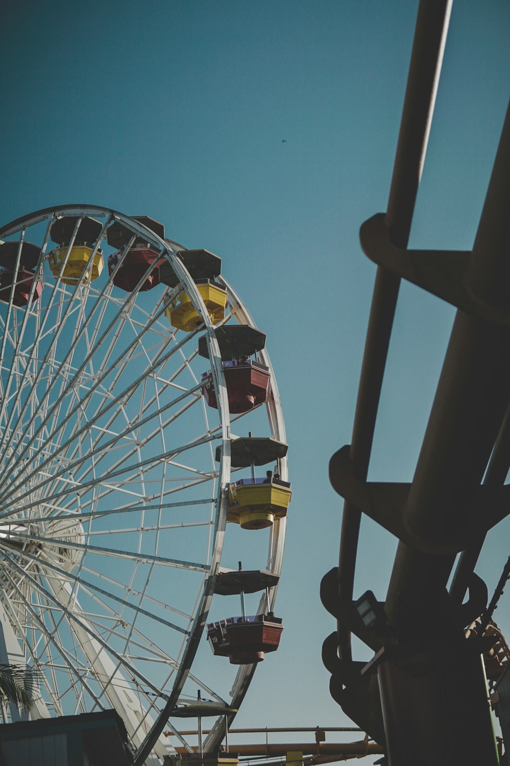 white and black ferris wheel close-up photography