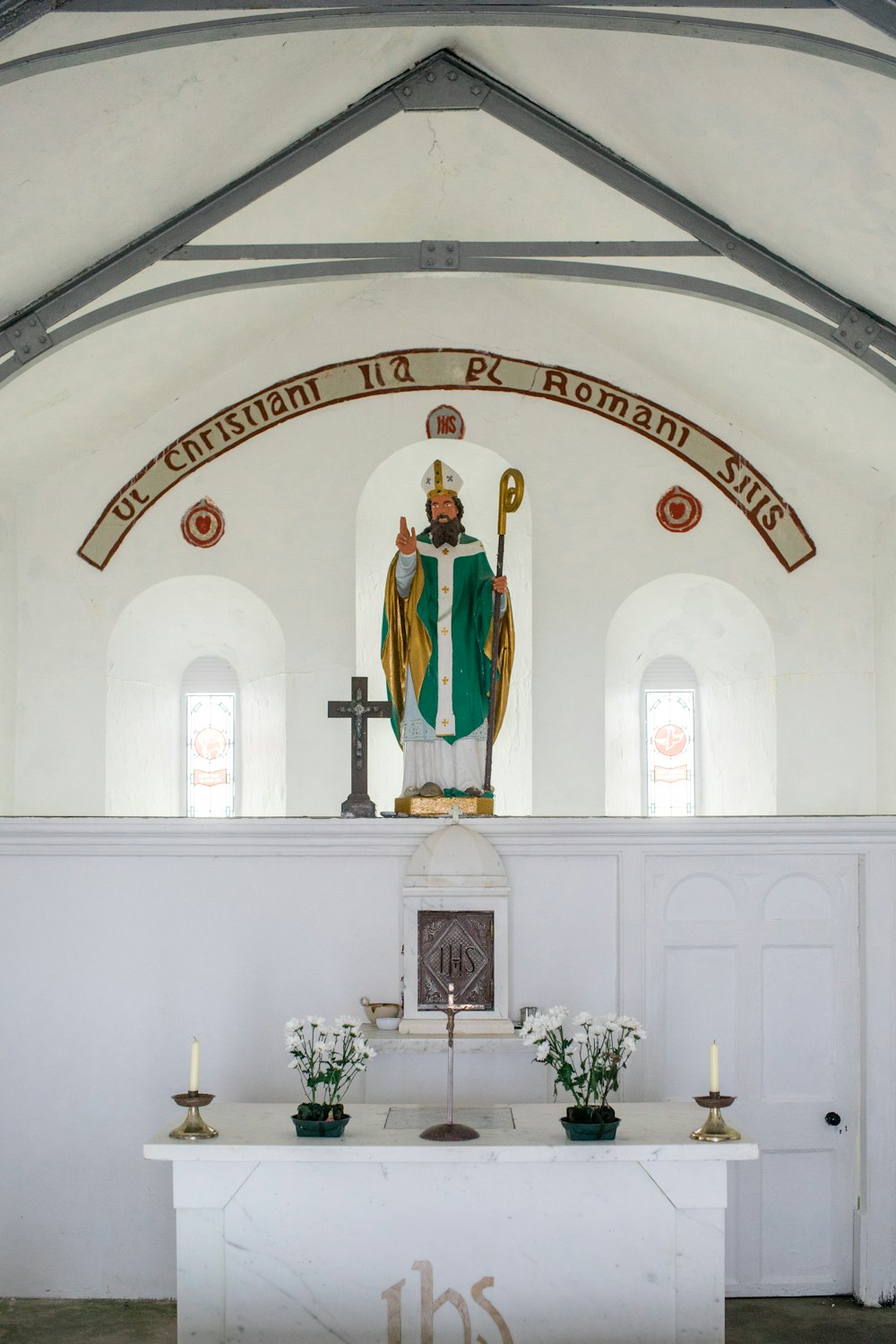 une église avec une statue d’un prêtre au centre