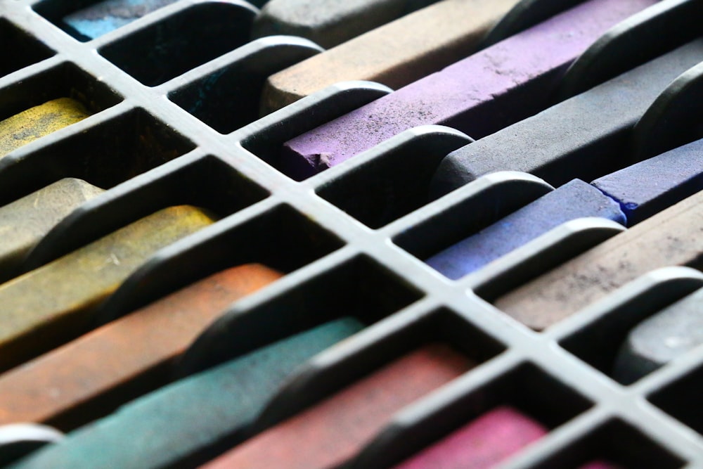 Un mucchio di matite colorate diverse in una scatola