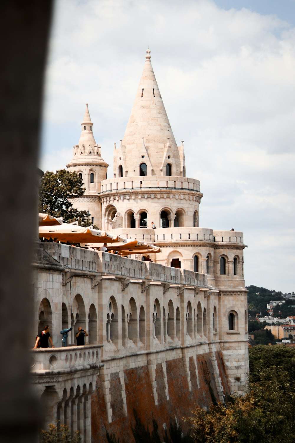 Castelo ao lado das árvores durante o dia