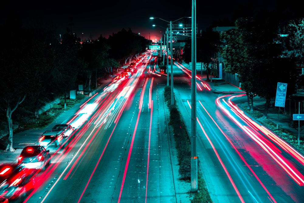 Fotografia time-lapse di veicoli su strada di notte