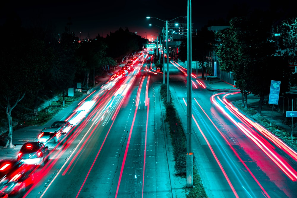 fotografia time-lapse de veículos na estrada à noite