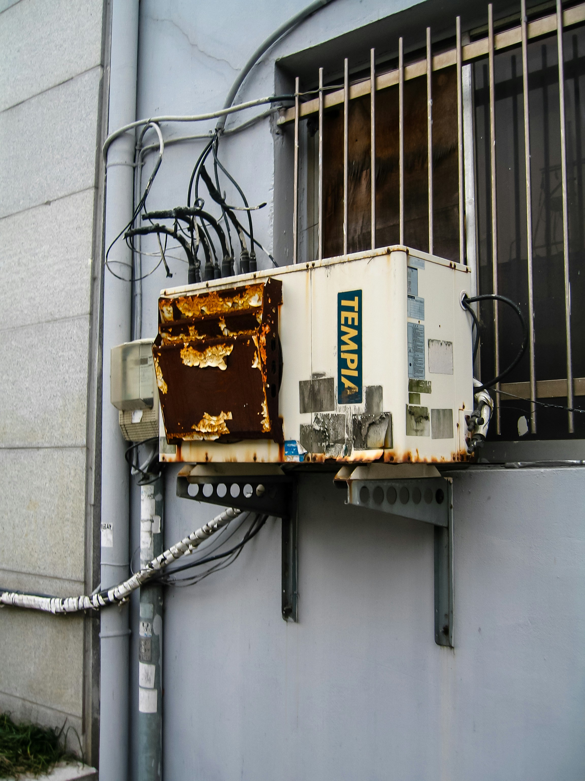 photo-1564164494009-3876b2d197f1?ixid=M3wxMjA3fDB8MXxzZWFyY2h8Nnx8c29sYXIlMjB3YXRlciUyMGhlYXRlcnxlbnwwfHx8fDE3NDQ5NDA1ODd8MA\u0026ixlib=rb-4.0.3