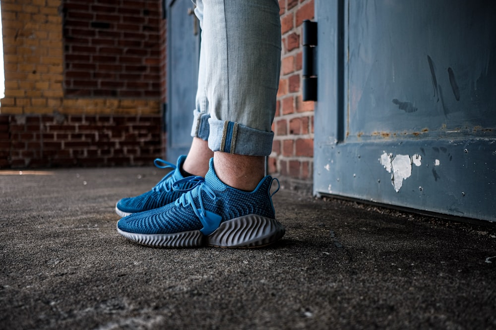Foto de persona con zapatos azules – Imagen gratuita en Unsplash