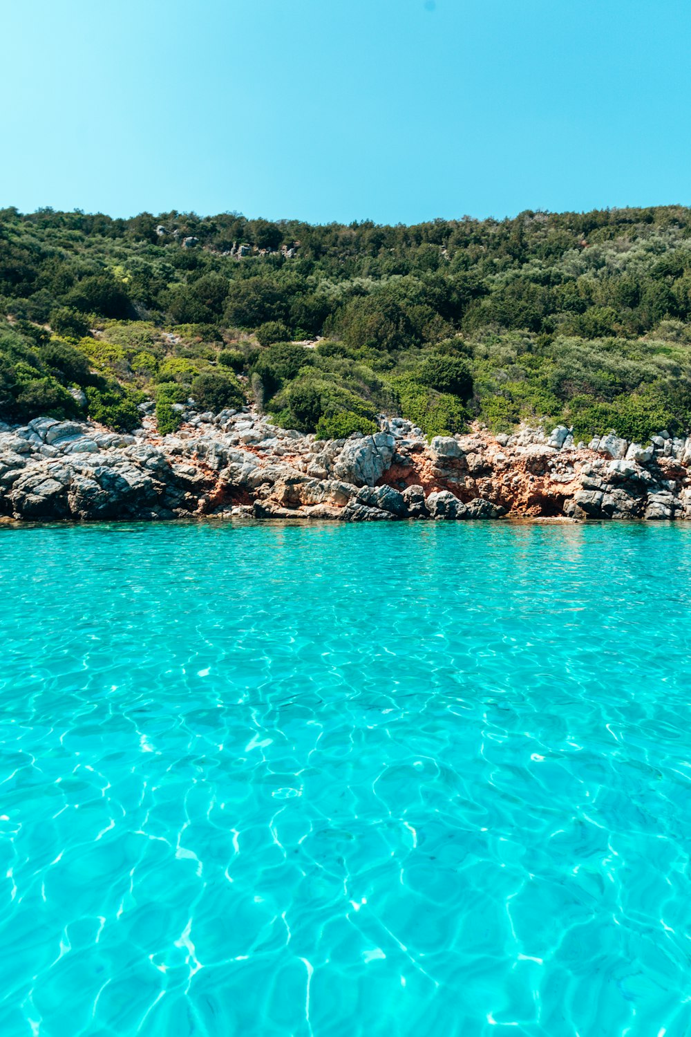 Formazioni rocciose vicino allo specchio d'acqua che osserva la montagna