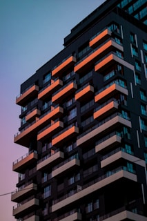 Beşiktaş'ta tamamlanmış bir bina dış cephesi gün batımında