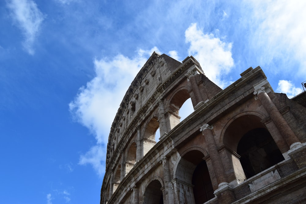 fotografia dal basso del Colosseo