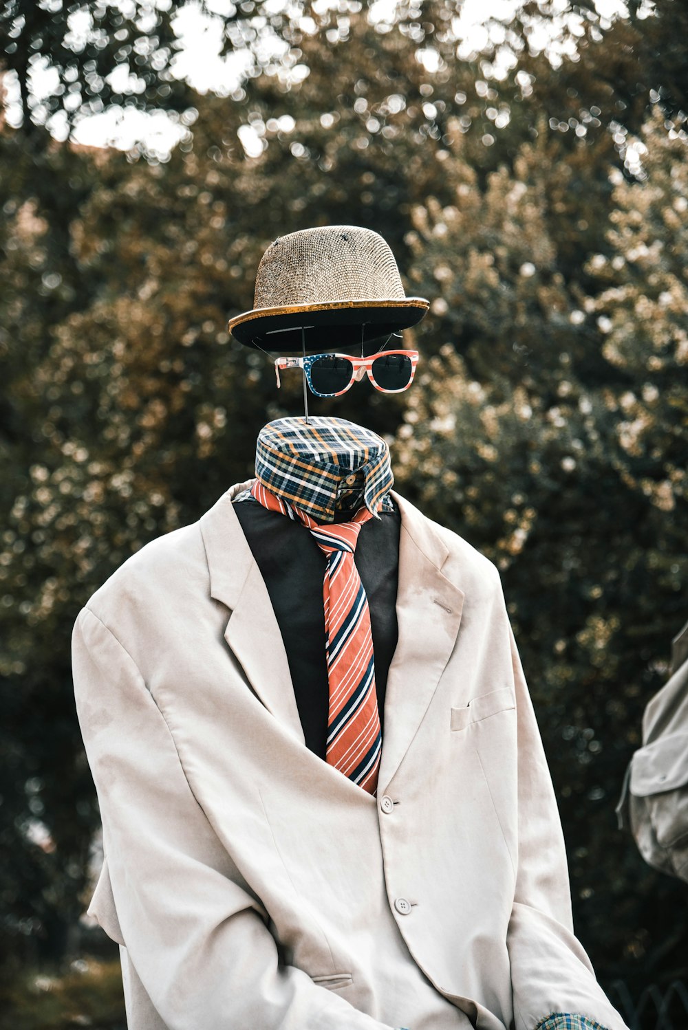 corbata, sombrero y gafas de sol