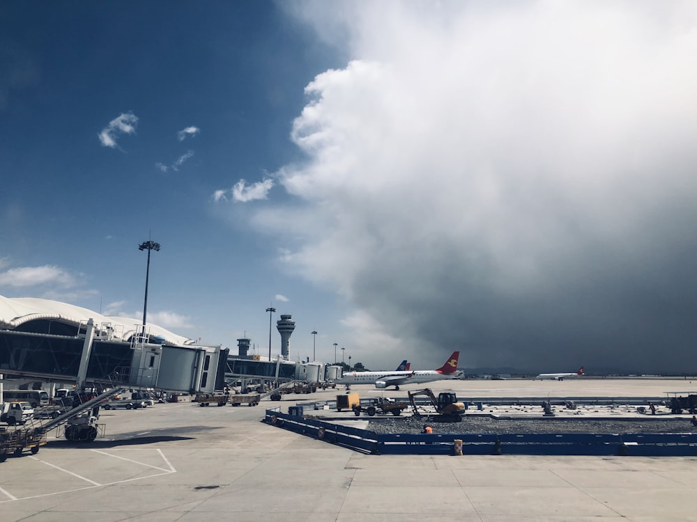 Flugzeug unter bewölktem Himmel