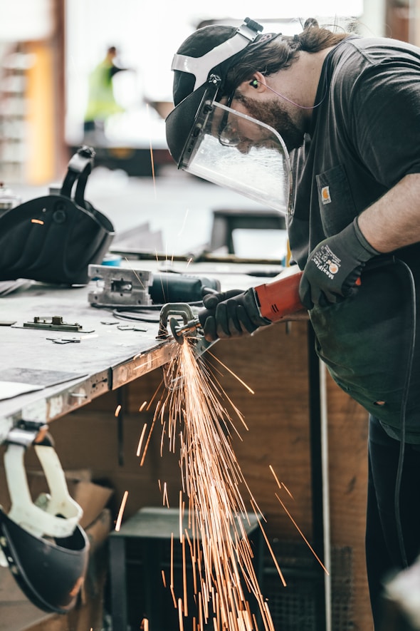 hombre usando cortadora