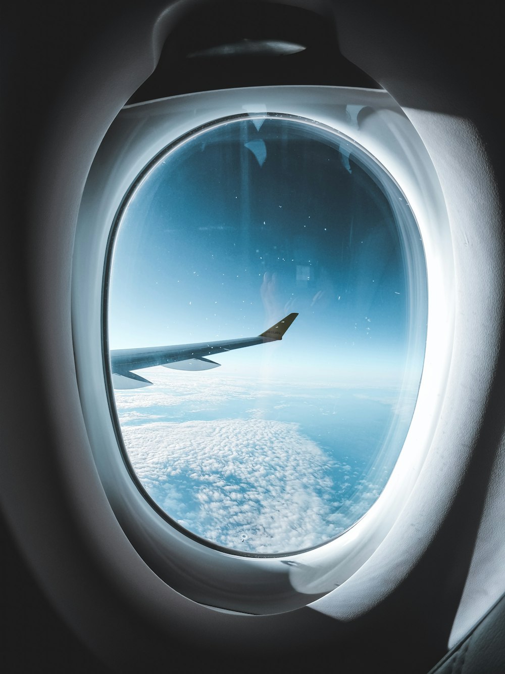 타원형 흰색 프레임 비행기 창