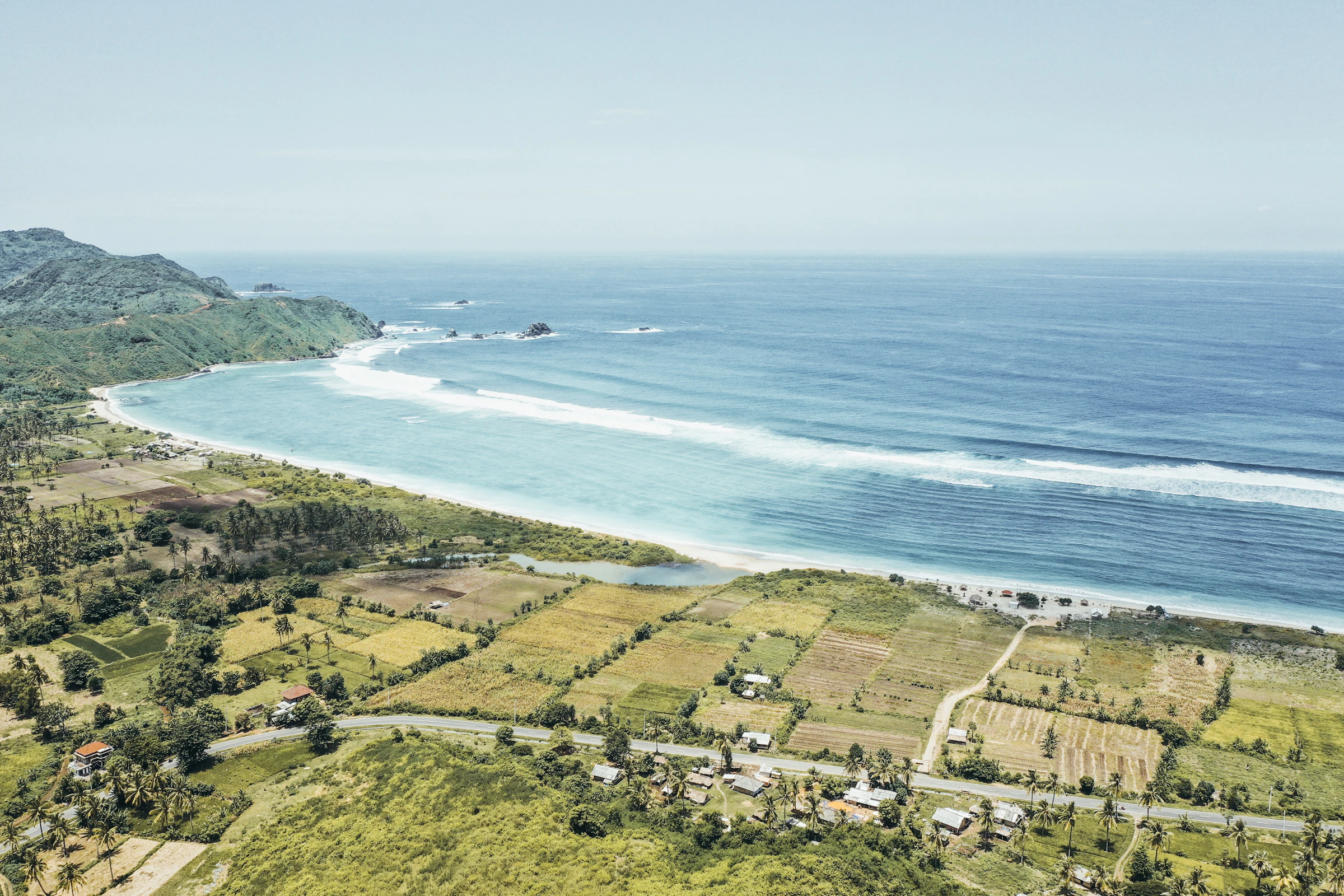 Luftaufnahme einer Bucht an der Südküste von Lombok