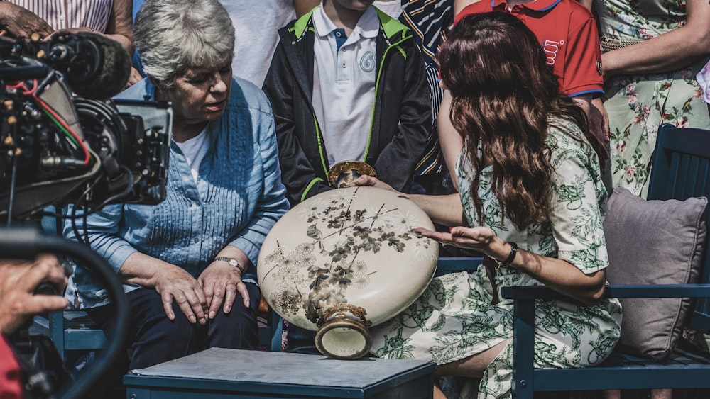 Frau mit grauer Blumenvase