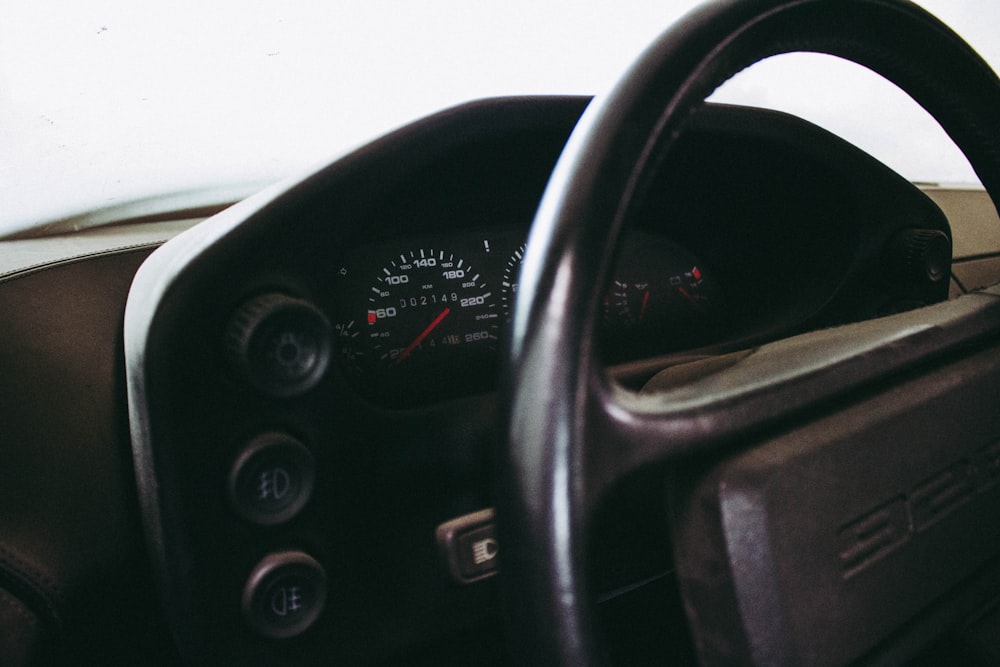 black vehicle steering wheel