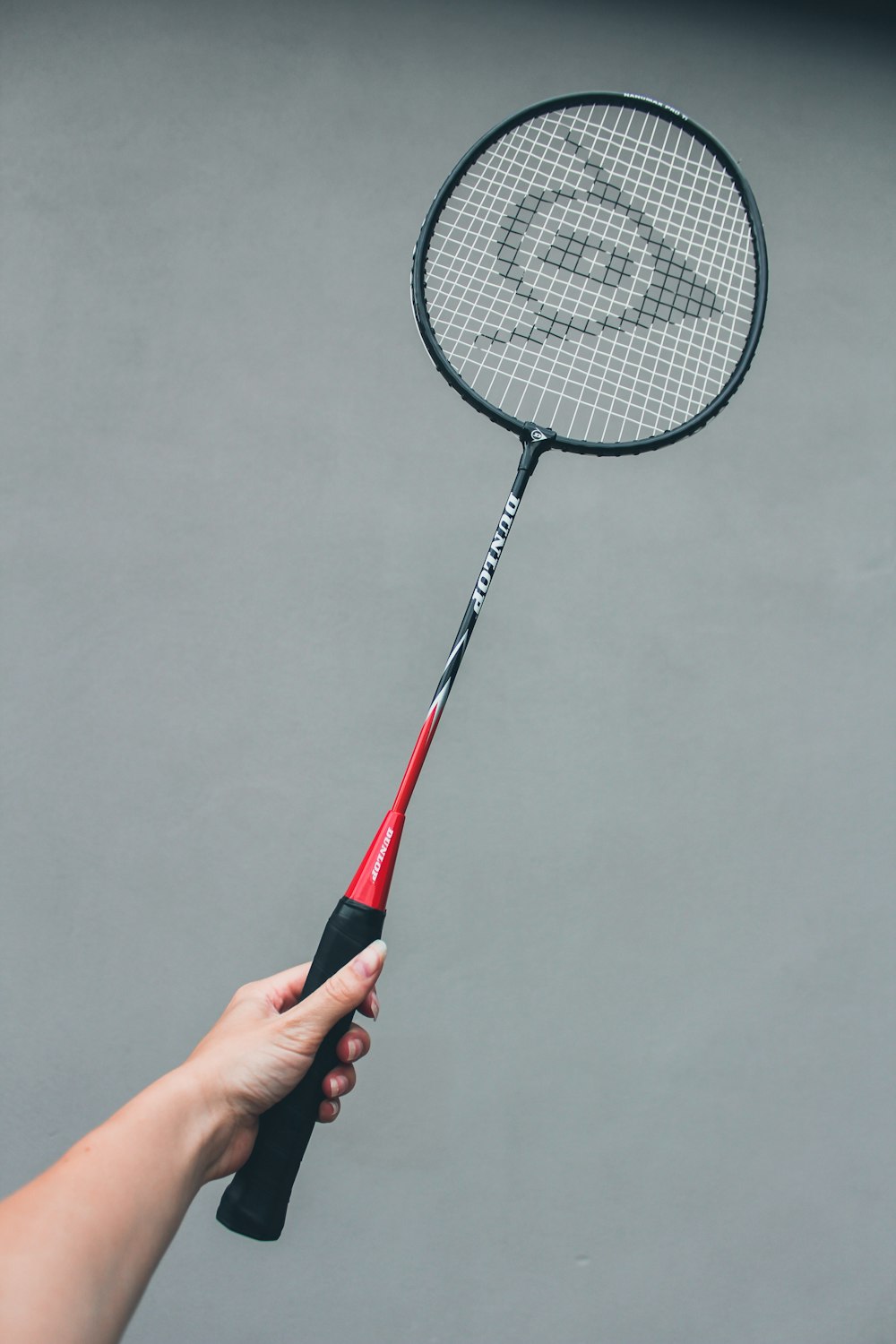racchetta da badminton Yonex nera e rossa