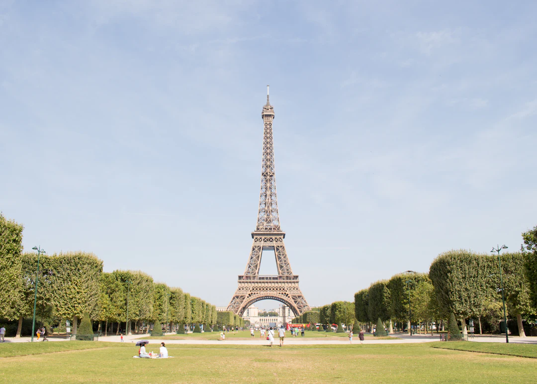 El césped del Champ-de-Mars y la Torre Eiffel