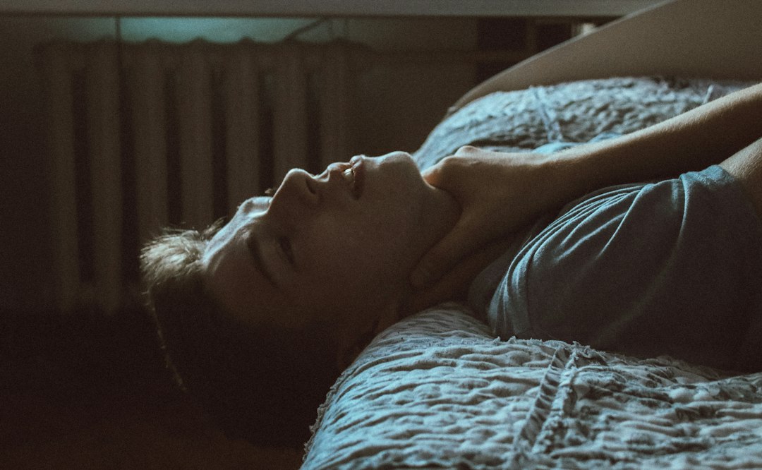 sueño - ¿Insomnio? 5 trucos sorprendentes para dormir mejor en adultos mayores que empiezan con la luz de la mañana (¡y no son pastillas!)