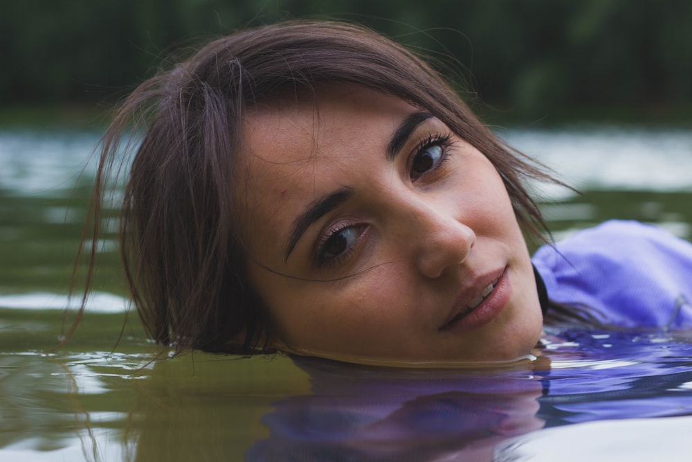 donna in acqua