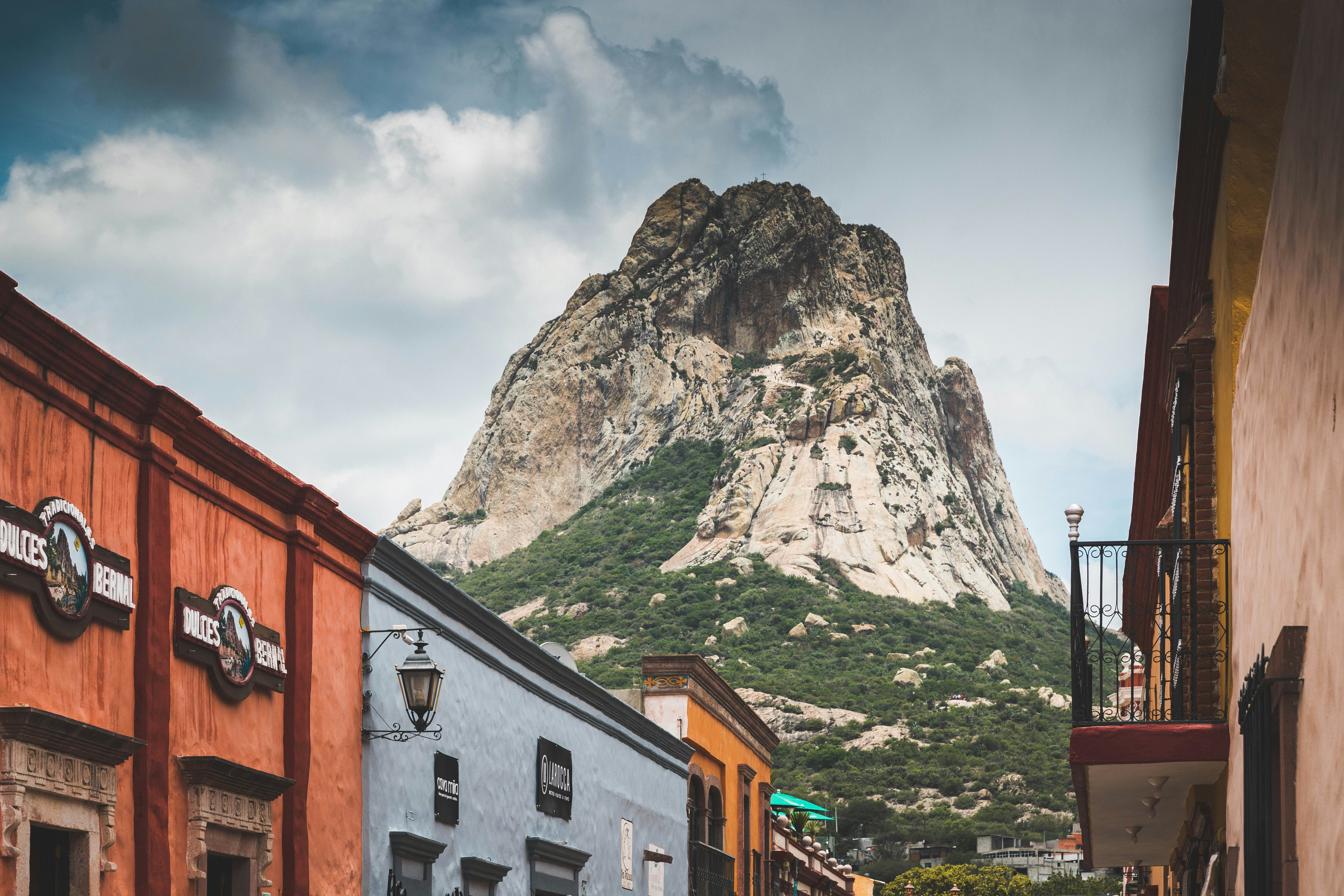 Cielo blanco y verde de la montaña undedr