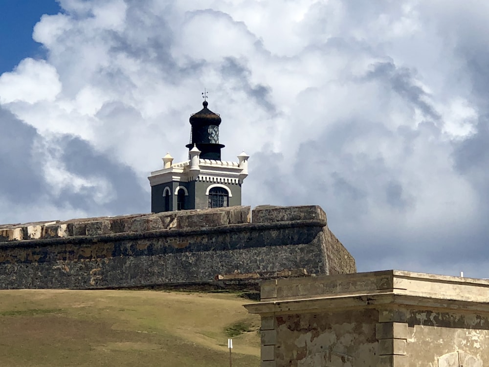 torre in cemento grigio