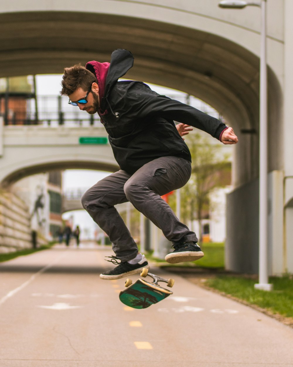 Mann macht Trick auf dem Skateboard
