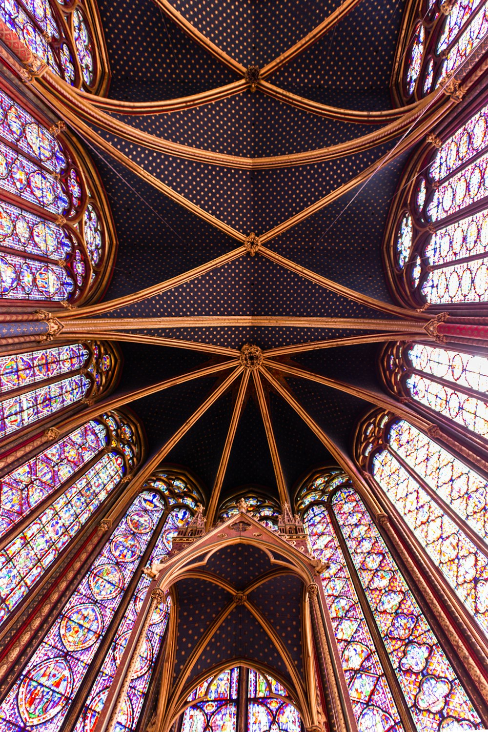 Intérieur du bâtiment noir et brun