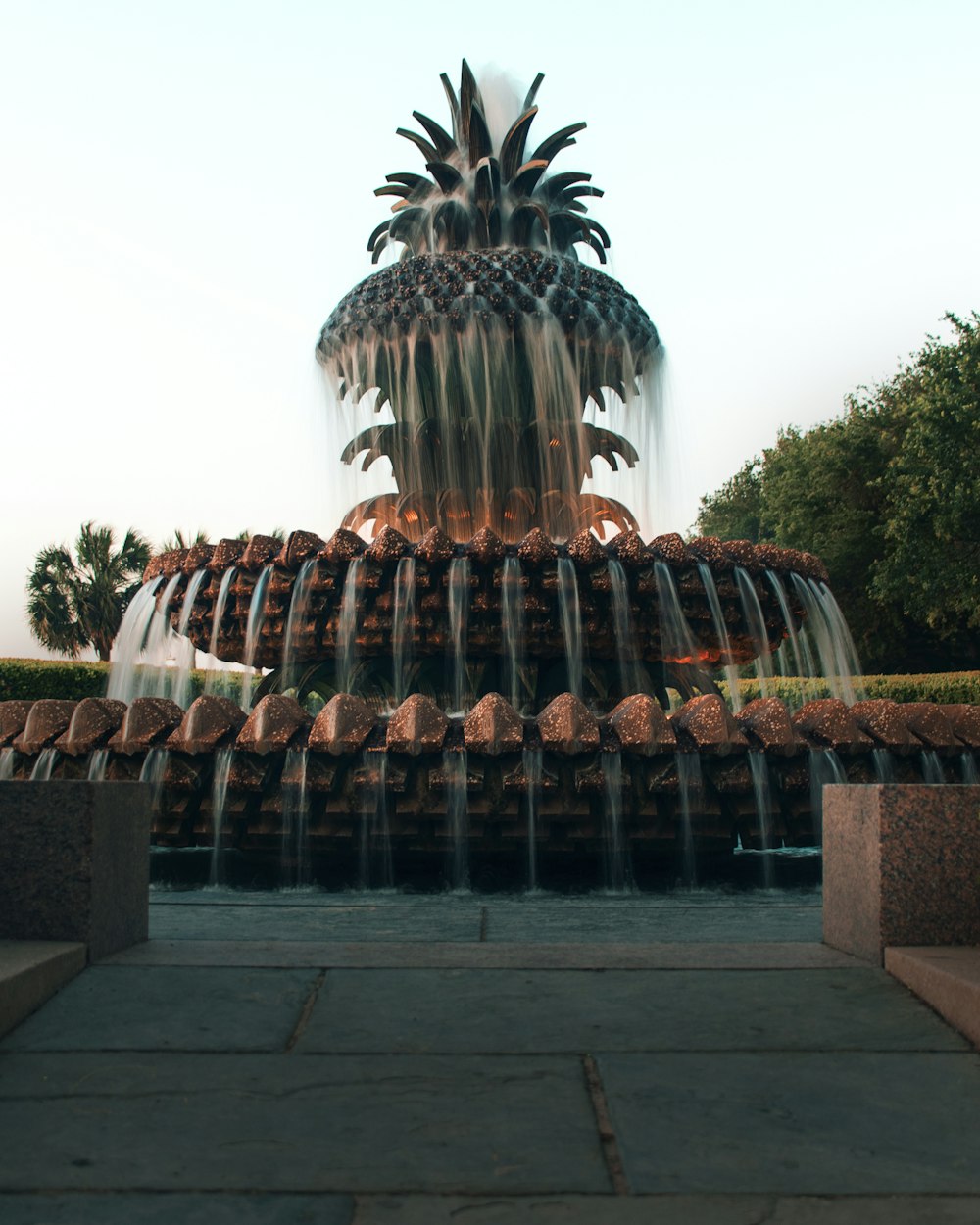 Photographie en accéléré d’une fontaine d’eau à plusieurs niveaux qui coule