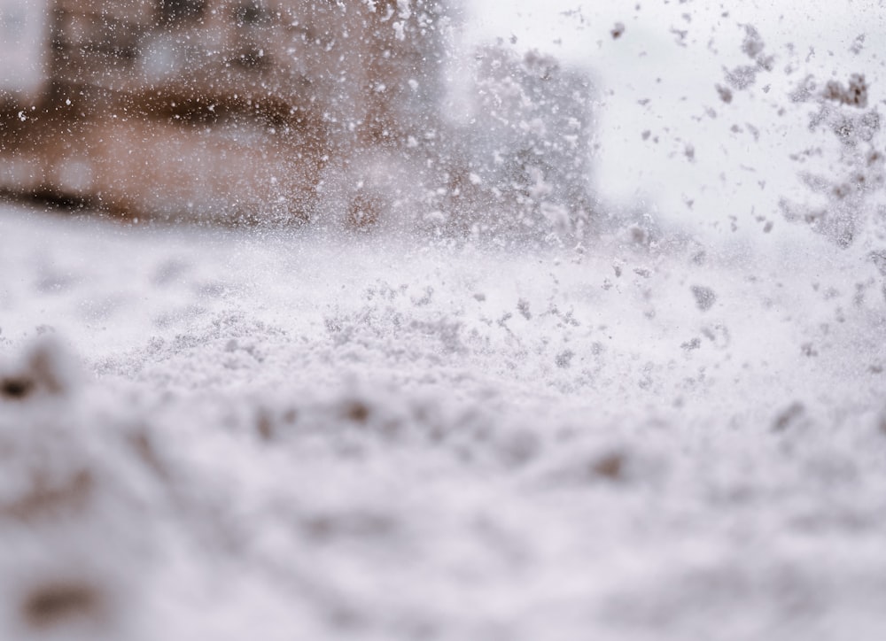 Eine schneebedeckte Straße mit einem Gebäude im Hintergrund