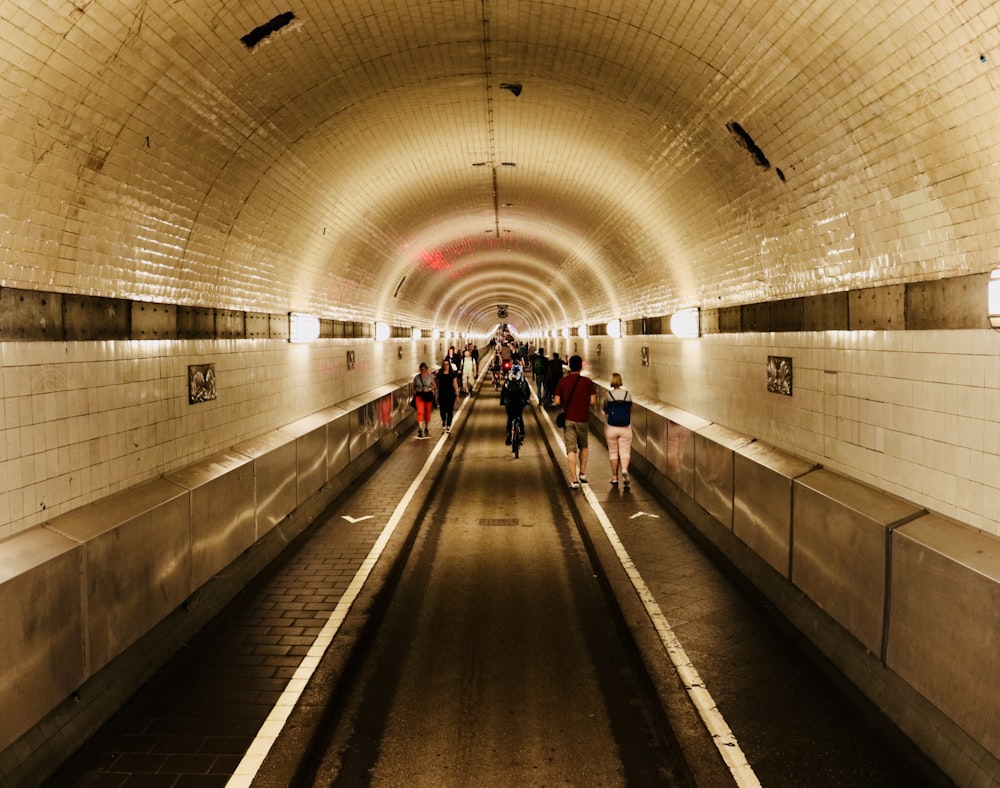 トンネルを歩く人々