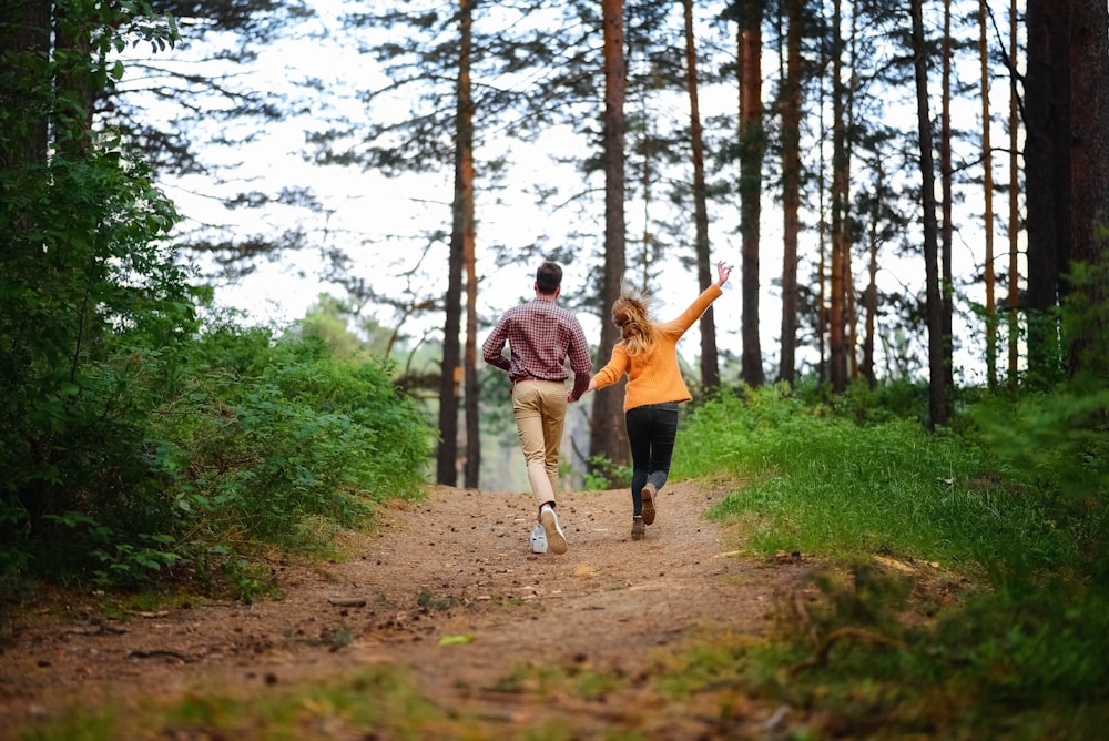 Homem e mulher caminhando na floresta