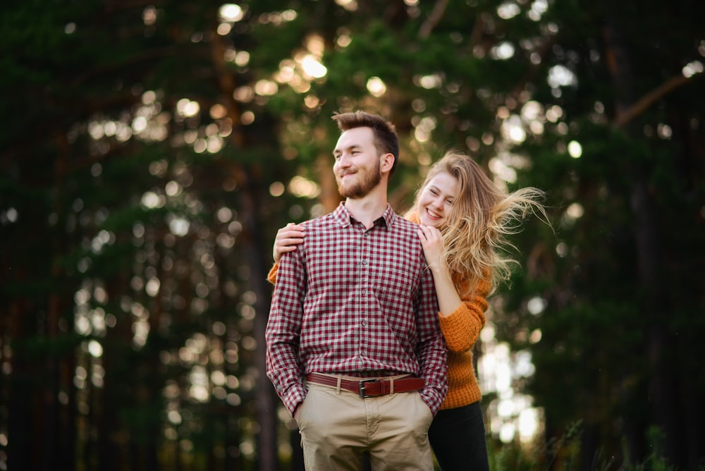 woman hugging man from his back