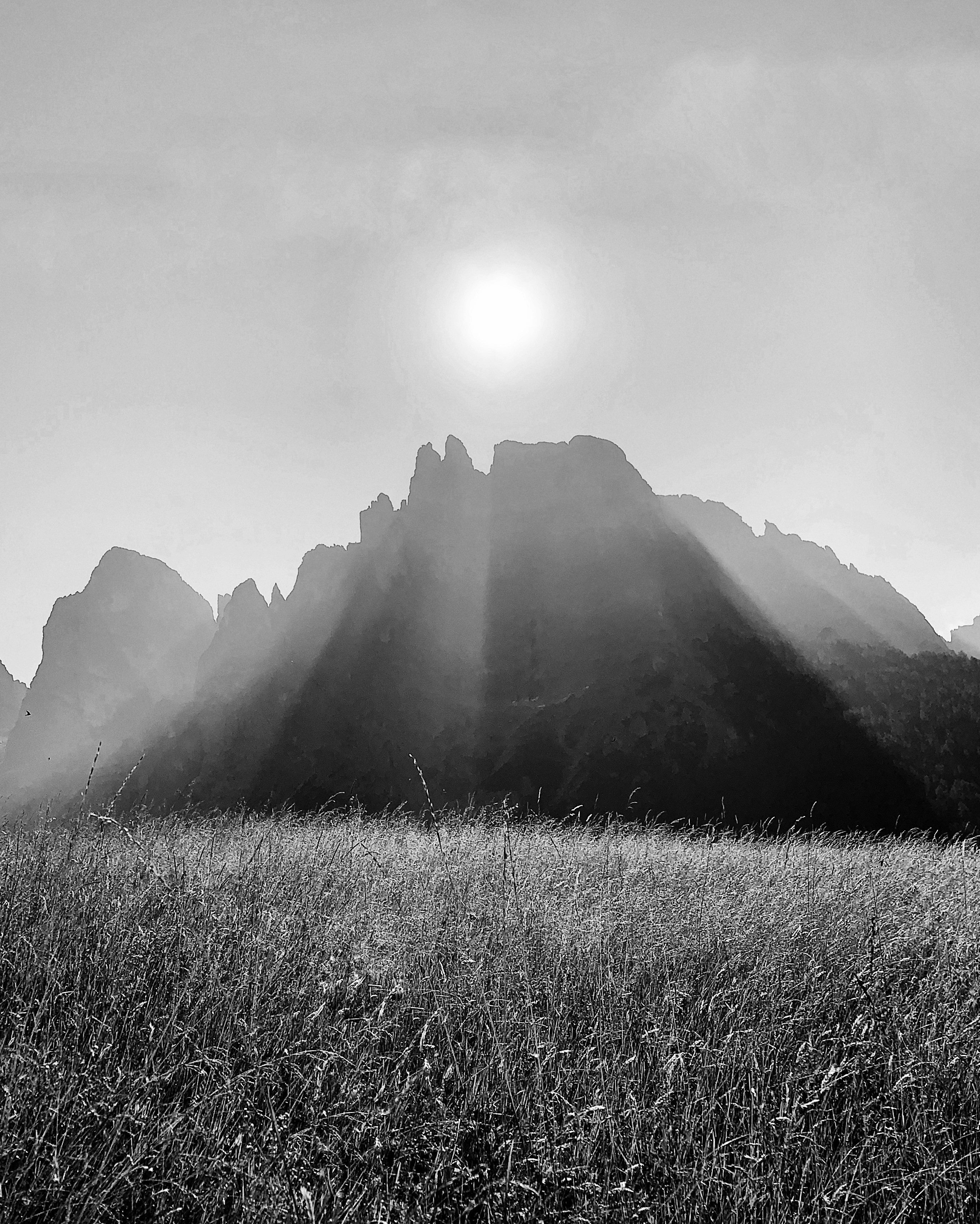 山に輝く太陽の写真 Unsplashで見つけるグレーの無料写真