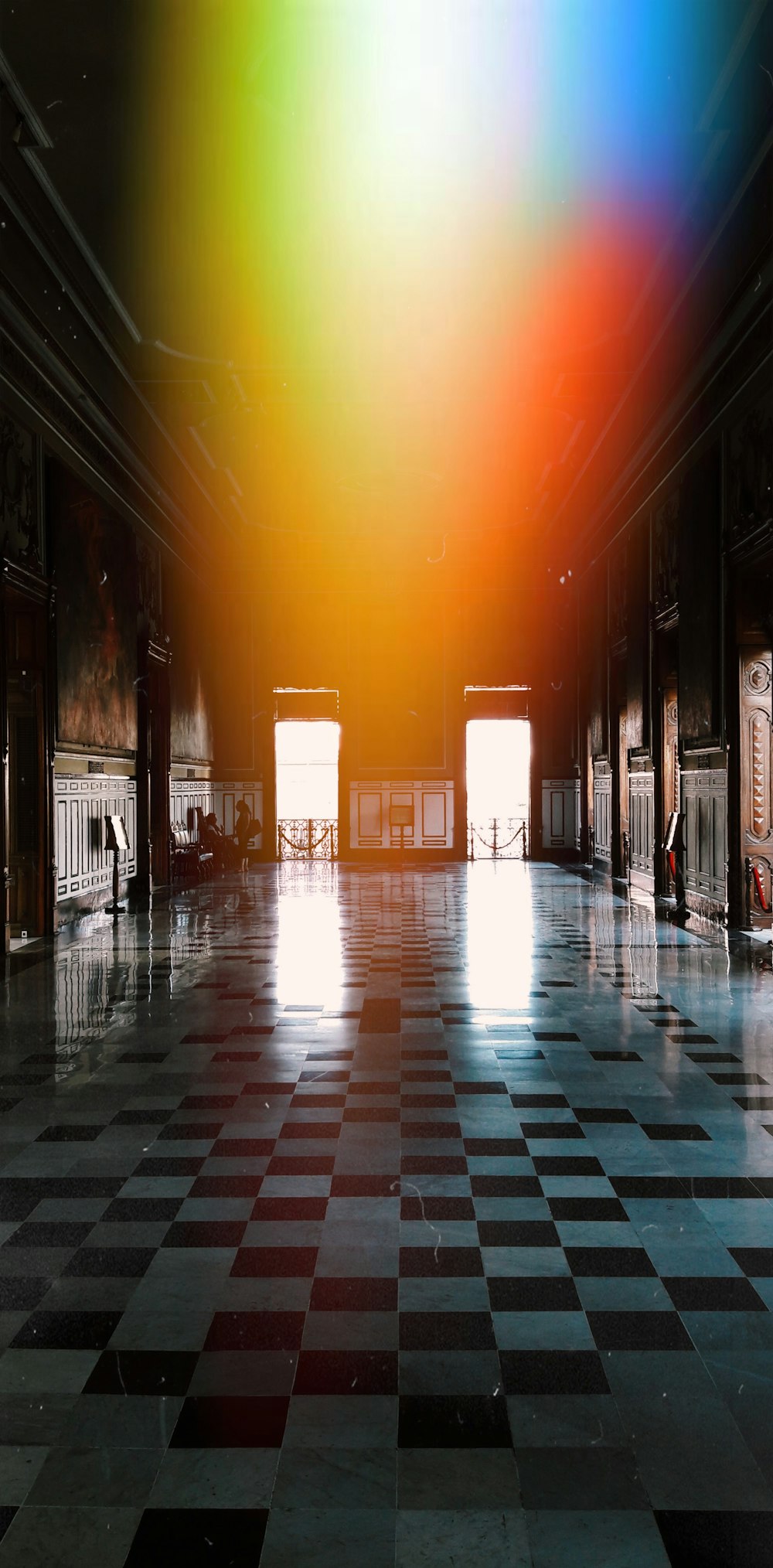 Photographie de gros plan sur le sol à carreaux blancs et noirs