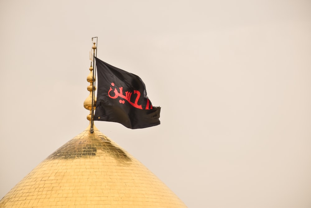 drapeau noir sur le bâtiment de la pyramide