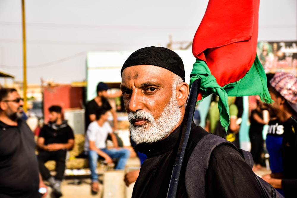 hommes tenant un drapeau photographie en gros plan