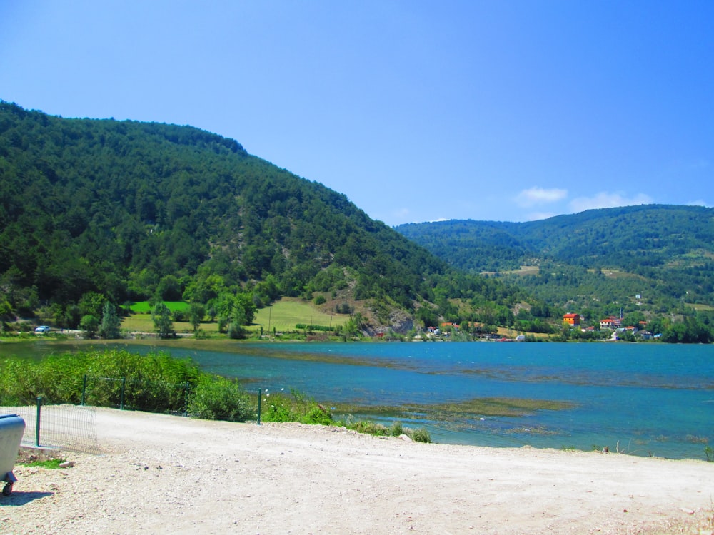 specchio d'acqua durante il giorno