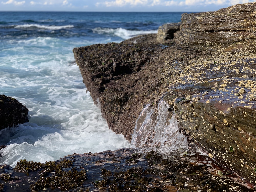 Felsiger Hügel mit Blick auf das blaue Meer