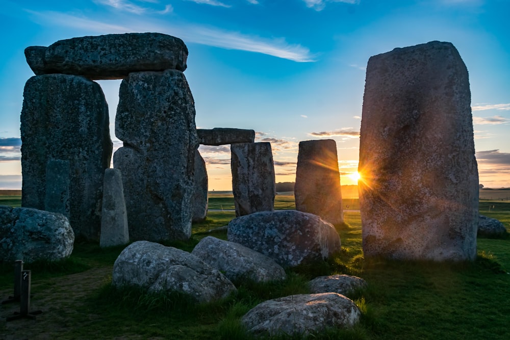 O sol está se pondo atrás do monumento de Stonehenge