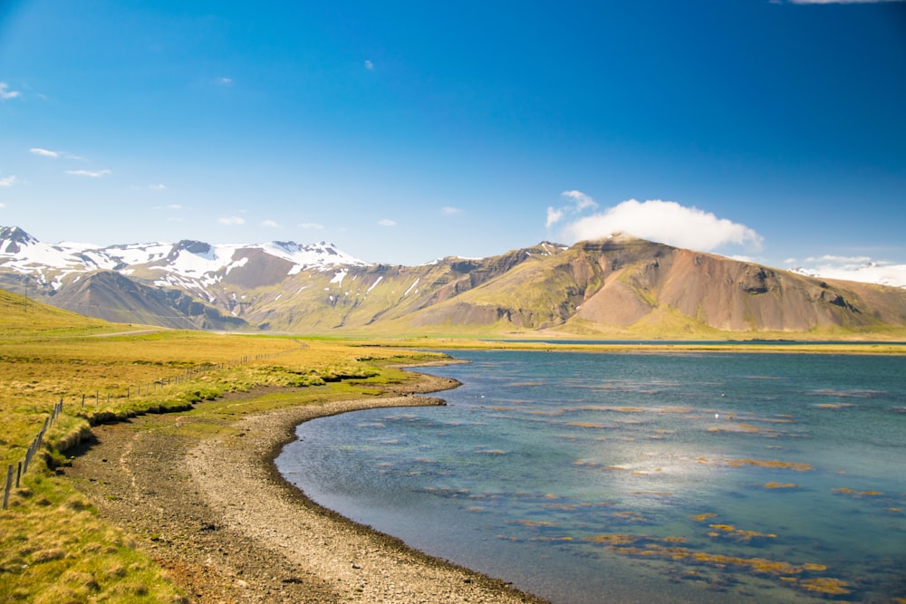 plan d’eau avec fond de montagne