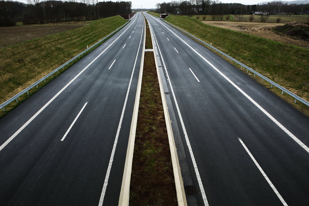 Gräser neben der Straße