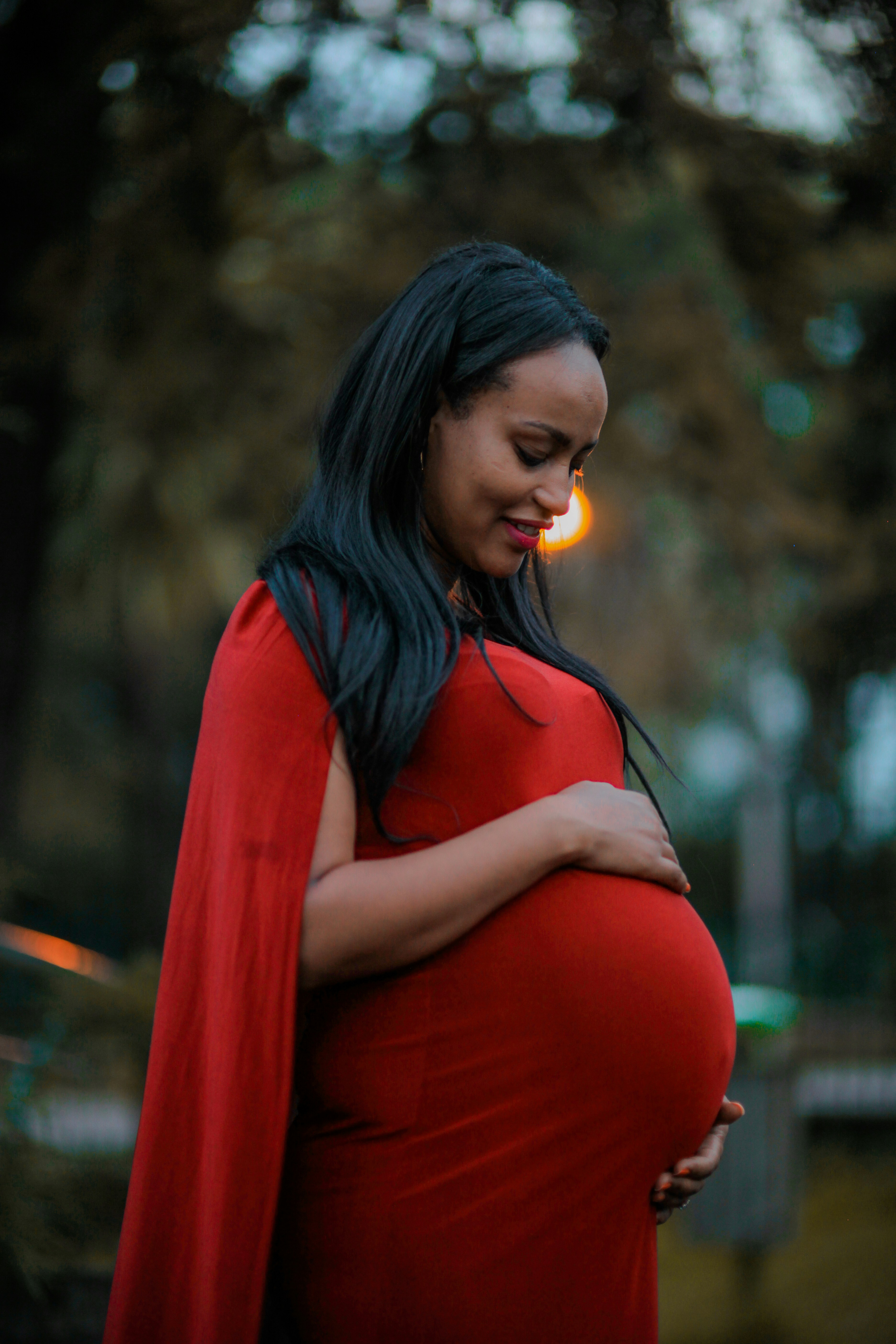 屋外で横向きの見知らぬ人の写真 Unsplashで見つける衣類の無料写真