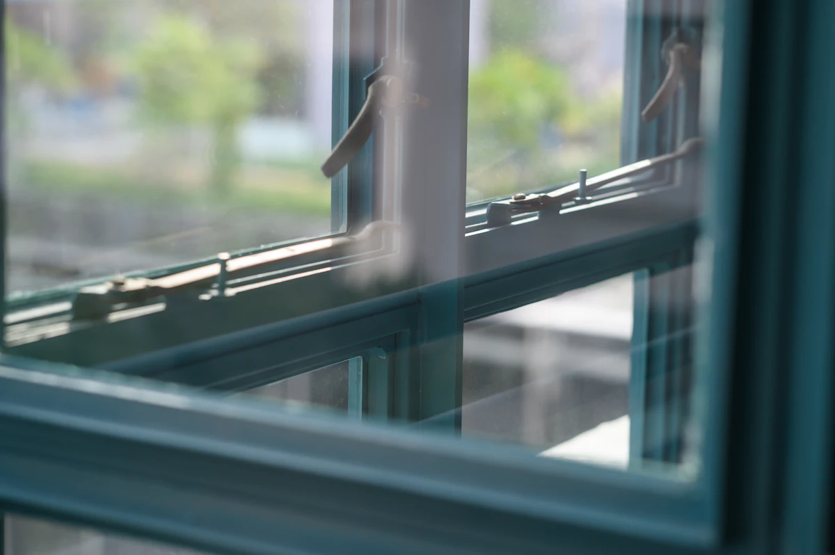 Ventana con marco metálico (foto en Unsplash)