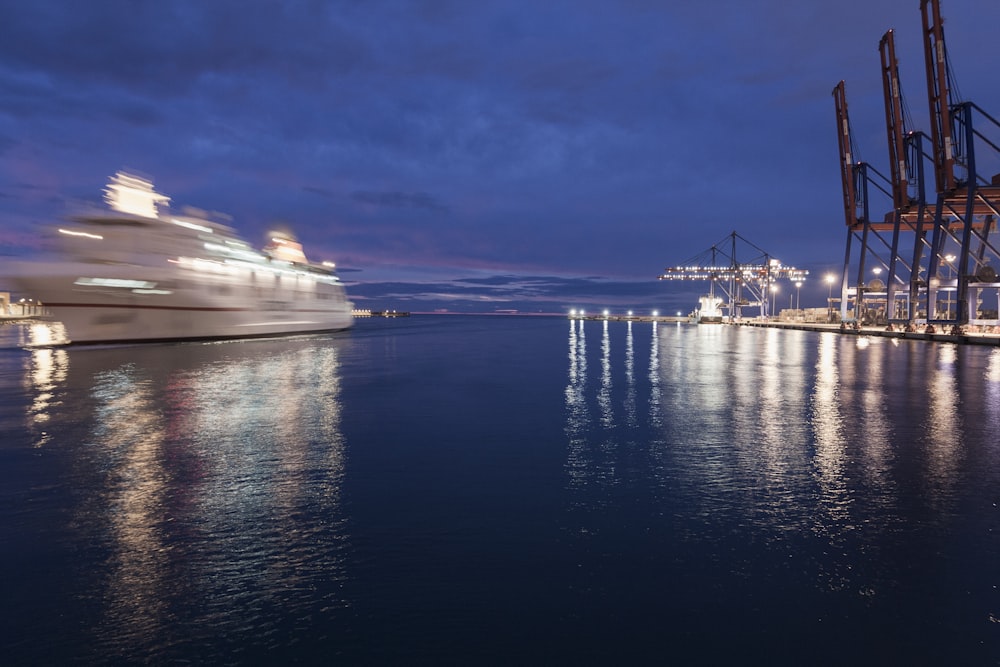 Weißes Kreuzfahrtschiff auf ruhigem Gewässer