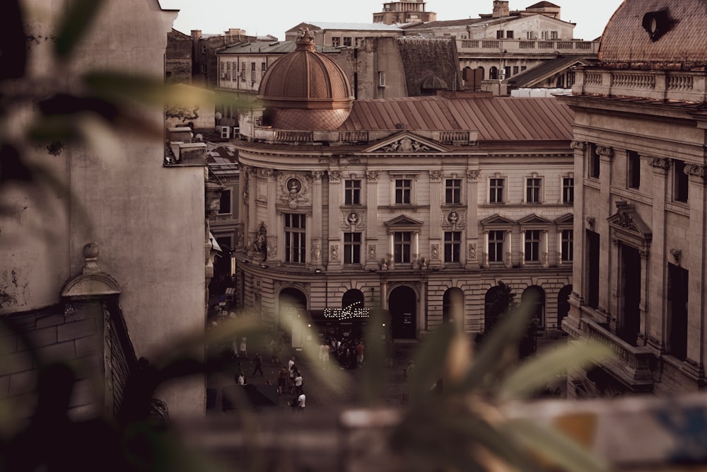 persone che camminano vicino ad antichi edifici storici