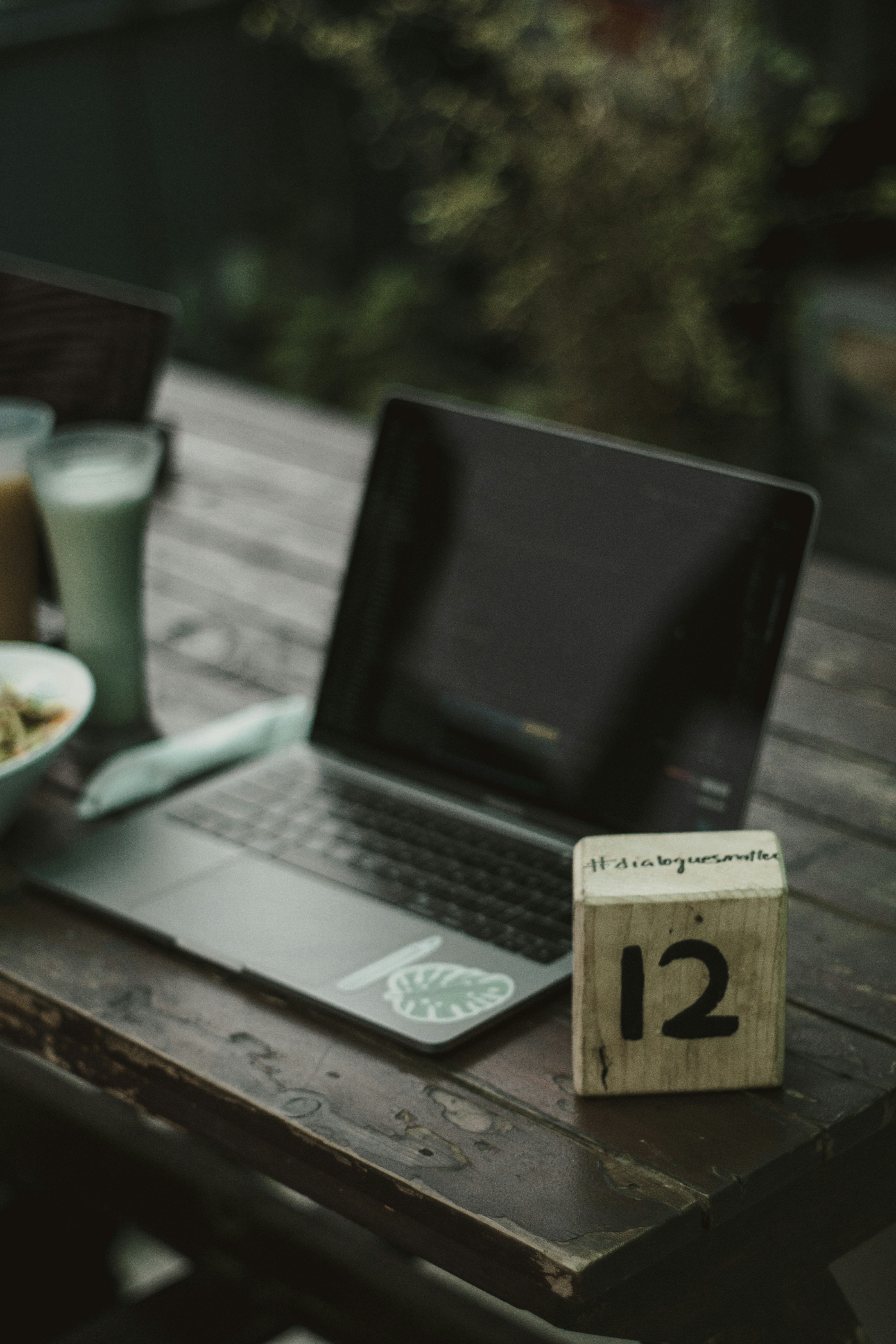 komputer laptop hitam di atas meja